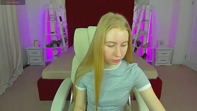 Alina Blonde online show from May 14, 2026, 5:37 am