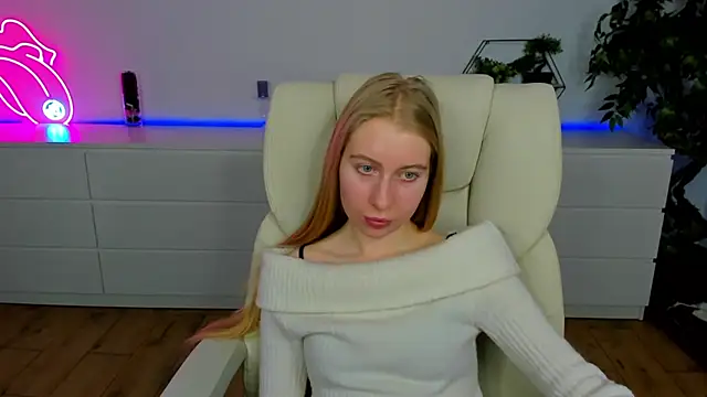 Snapshot of Alina_Blonde chatting on February 15, 2026, 8:24 am Alina Blonde online show from February 15, 2026, 8:24 am