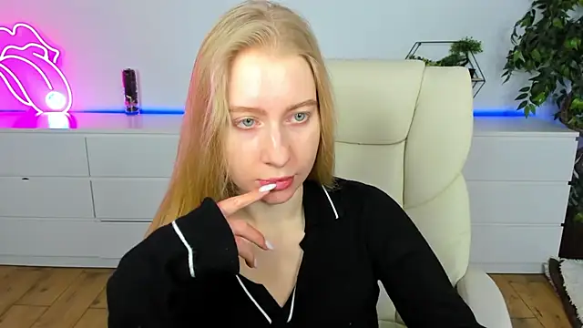 Snapshot of Alina_Blonde chatting on February 8, 2026, 6:33 am Alina Blonde online show from February 8, 2026, 6:33 am