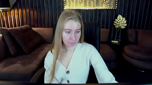Snapshot of Alina_Blonde chatting on April 2, 2026, 5:36 am Alina Blonde online show from April 2, 2026, 5:36 am