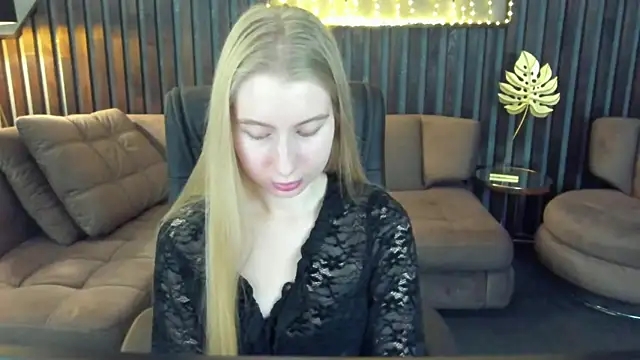 Snapshot of Alina_Blonde chatting on March 28, 2026, 6:36 am Alina Blonde online show from March 28, 2026, 6:36 am