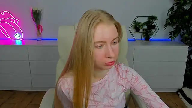 Snapshot of Alina_Blonde chatting on March 8, 2026, 6:49 am Alina Blonde online show from March 8, 2026, 6:49 am