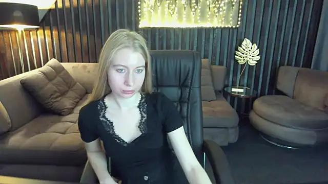 Alina Blonde online show from May 11, 2026, 5:53 am