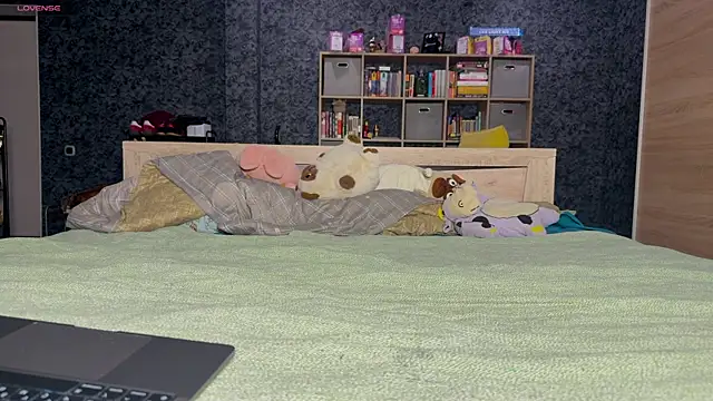 AzureEyes online show from November 18, 2025, 3:48 pm