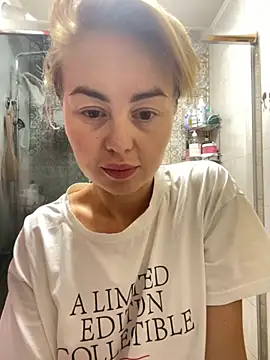 Snapshot of MartaLuna_ chatting on October 8, 2025, 8:31 pm MartaLuna online show from October 8, 2025, 8:31 pm