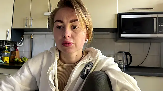 MartaLuna  online show from April 7, 2026, 9:33 am