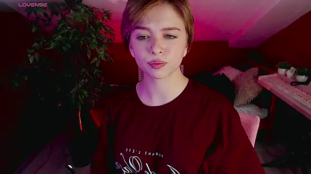 HypeQueen online show from October 10, 2025, 9:04 pm
