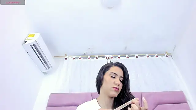 miajhonsonx online show from May 7, 2026, 1:47 pm