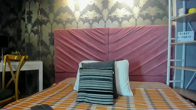 Snapshot of VictoriaQueen_Fg chatting on October 21, 2025, 1:32 pm VictoriaQueen Fg online show from October 21, 2025, 1:32 pm