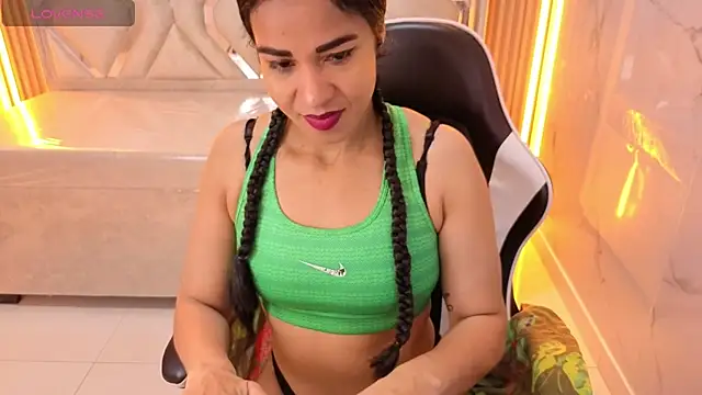 Snapshot of Maia_Tx chatting on December 4, 2025, 1:10 pm Maia Tx online show from December 4, 2025, 1:10 pm