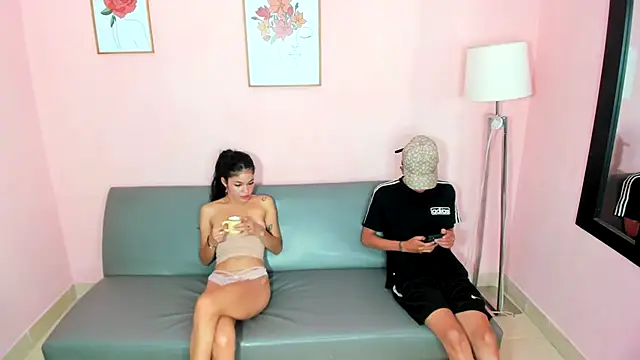 Latinbeautigirls online show from December 18, 2025, 1:37 pm