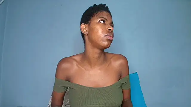 CamilaaSaenz online show from November 15, 2025, 12:20 pm