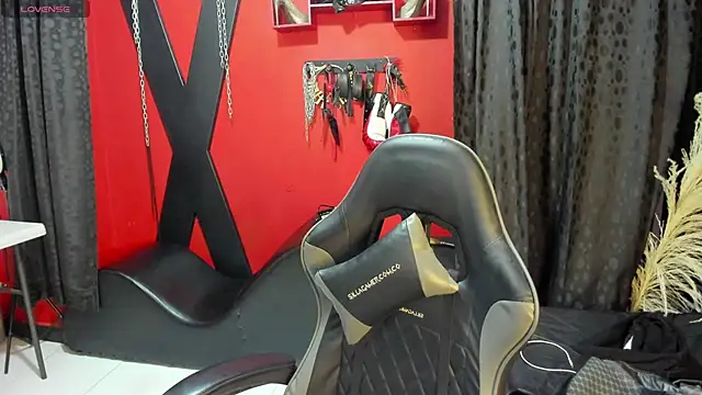 Snapshot of Almaazz chatting on May 13, 2026, 9:22 pm Almaazz online show from May 13, 2026, 9:22 pm
