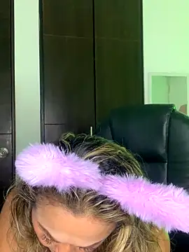 Snapshot of BunnyGlow50 chatting on November 25, 2025, 3:18 am BunnyGlow50 online show from November 25, 2025, 3:18 am