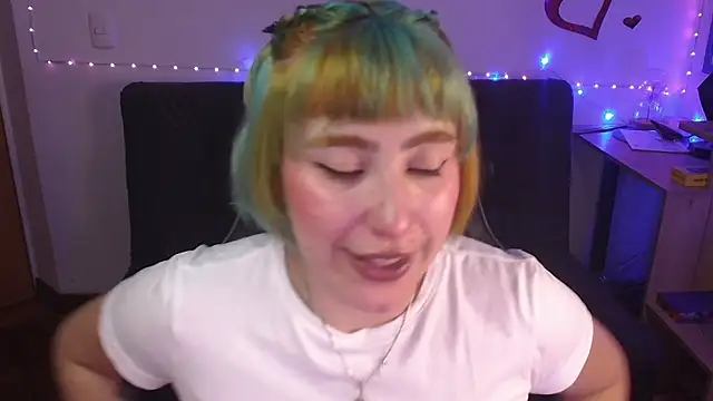 Snapshot of Miacatsito3 chatting on July 8, 2026, 12:57 am Miacatsito3 online show from July 8, 2026, 12:57 am