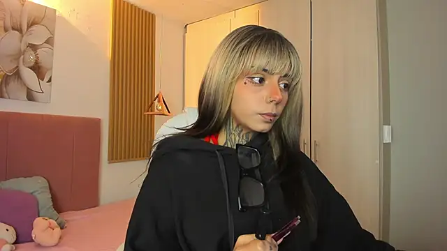 KoraRousee online show from November 2, 2025, 1:27 pm