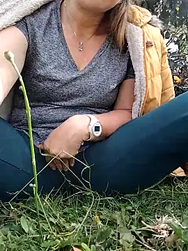 LaraCaliente online show from September 24, 2025, 8:15 pm