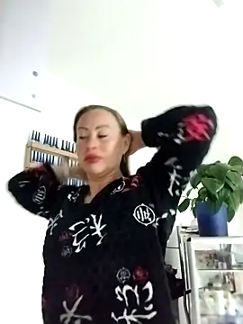 LaraCaliente online show from October 4, 2025, 8:27 am