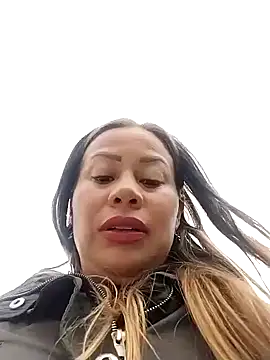 LaraCaliente online show from October 27, 2025, 9:05 pm