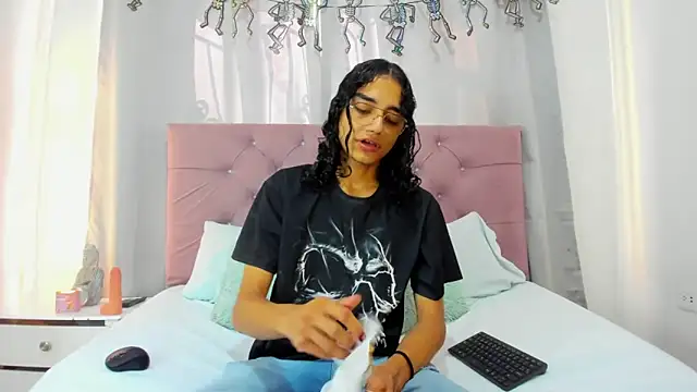 EthanBlackwoodd online show from November 25, 2025, 7:47 pm