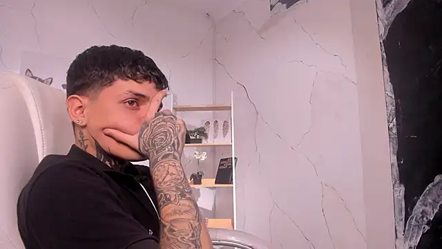 Snapshot of Declan-Fox chatting on November 3, 2025, 4:28 am Declan-Fox online show from November 3, 2025, 4:28 am