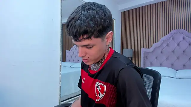 Snapshot of Declan-Fox chatting on October 25, 2025, 4:33 am Declan-Fox online show from October 25, 2025, 4:33 am