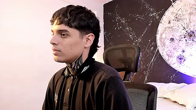 Snapshot of Declan-Fox chatting on October 12, 2025, 12:17 pm Declan-Fox online show from October 12, 2025, 12:17 pm