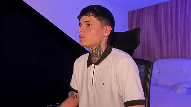 Snapshot of Declan-Fox chatting on October 11, 2025, 12:39 pm Declan-Fox online show from October 11, 2025, 12:39 pm