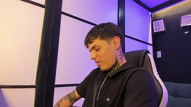 Snapshot of Declan-Fox chatting on October 31, 2025, 2:08 am Declan-Fox online show from October 31, 2025, 2:08 am