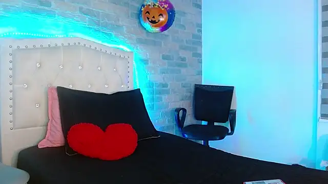 oliviarichard  online show from November 3, 2025, 7:17 pm