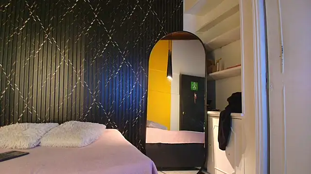 Miss Ariaa online show from November 11, 2025, 10:21 am