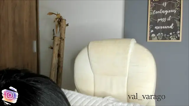 Snapshot of val_varago chatting on June 10, 2026, 12:23 am val varago online show from June 10, 2026, 12:23 am