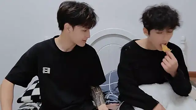 xiaoyi2563 online show from October 7, 2025, 2:07 pm