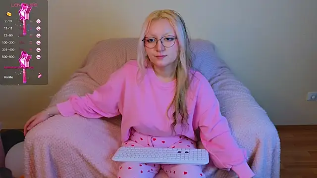 JuicyLullu online show from November 1, 2025, 11:26 am