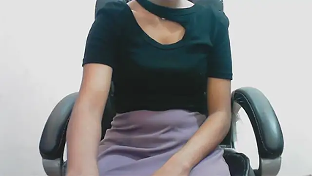 short girl  online show from May 19, 2026, 5:09 pm