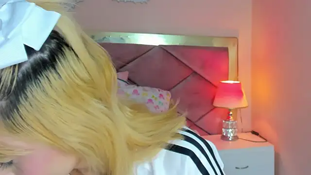 ChloeLaurentt online show from February 4, 2026, 2:01 pm