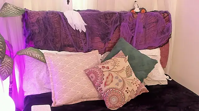 Keiiry  online show from October 24, 2025, 8:08 pm