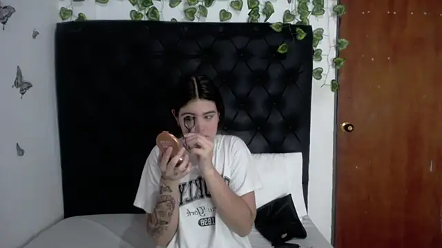 Snapshot of isabel_09 chatting on April 8, 2026, 12:28 pm isabel 09 online show from April 8, 2026, 12:28 pm