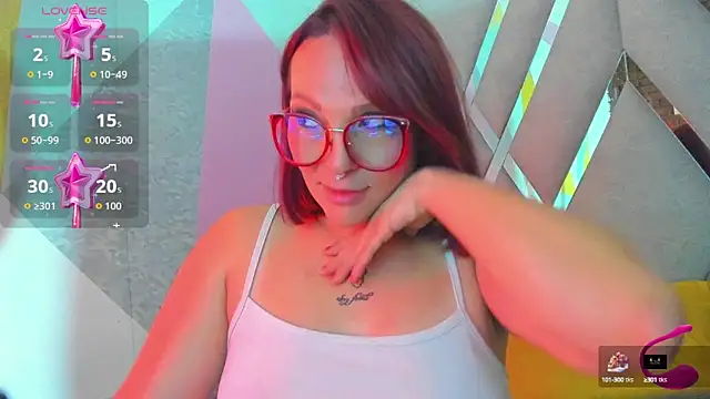 Snapshot of Valentina_005 chatting on October 7, 2025, 4:13 am Valentina 005 online show from October 7, 2025, 4:13 am