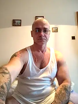 Snapshot of chcem1975 chatting on February 15, 2026, 8:35 am chcem1975 online show from February 15, 2026, 8:35 am