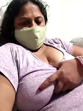 Snapshot of Mmm143 chatting on April 10, 2026, 10:28 pm Mmm143 online show from April 10, 2026, 10:28 pm