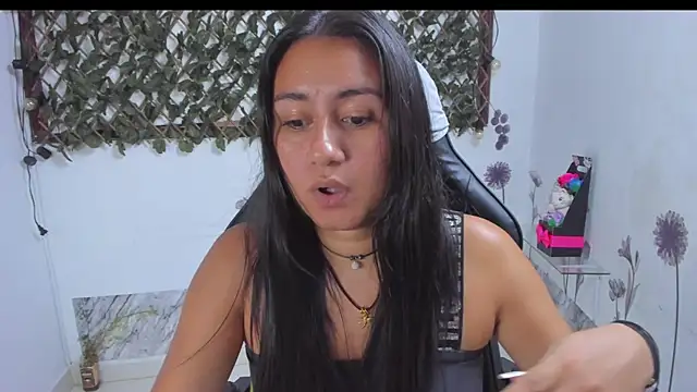 Luna021 1 online show from December 2, 2025, 9:05 pm