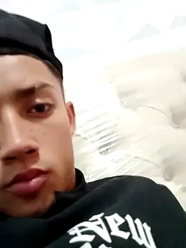 polylove18 online show from November 28, 2025, 7:25 pm