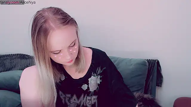 Snapshot of AliceNya_cute chatting on October 29, 2025, 5:06 am AliceNya cute online show from October 29, 2025, 5:06 am