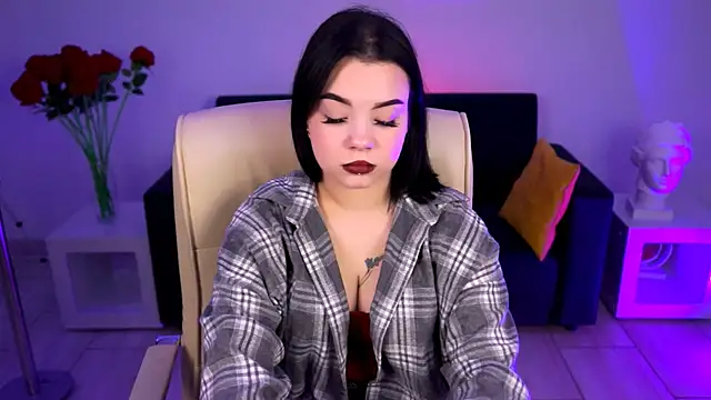 leslierowe  online show from September 18, 2025, 12:08 pm