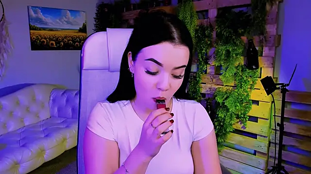 leslierowe  online show from October 24, 2025, 5:01 pm