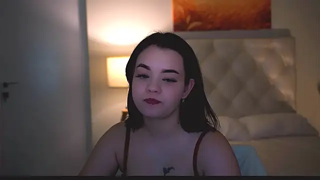 leslierowe  online show from September 24, 2025, 4:46 pm