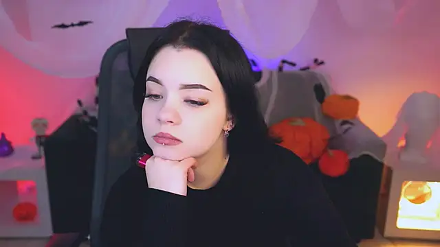 leslierowe  online show from October 19, 2025, 11:46 am