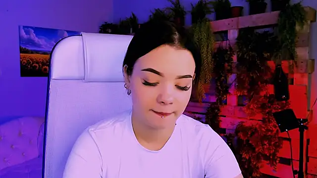 leslierowe  online show from October 20, 2025, 7:58 pm