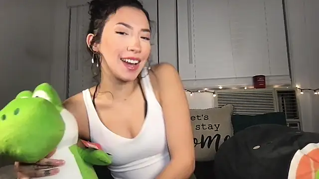 yoursweetestlilly online show from January 7, 2026, 3:44 am